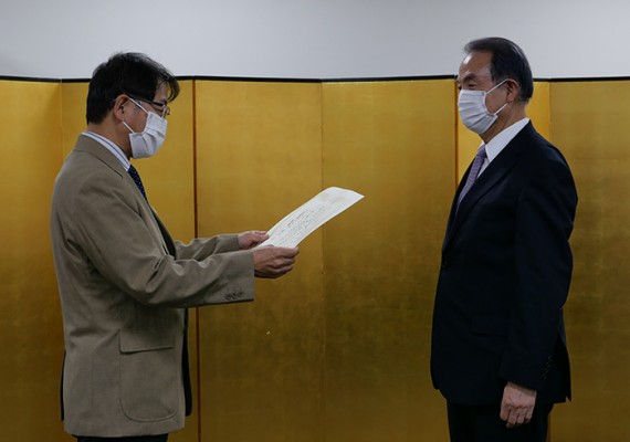 President Komiya receives a letter of commendation from Kiyoshi Tanaka, President of the Institute of Image Electronics Engineers.