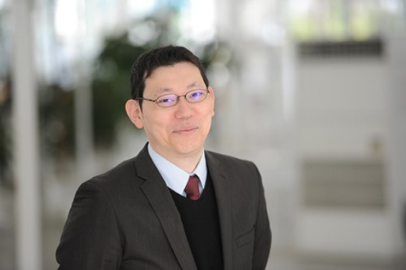 Professor Takayuki Misu of the Department of Home Electronics, Faculty of Creative Engineering