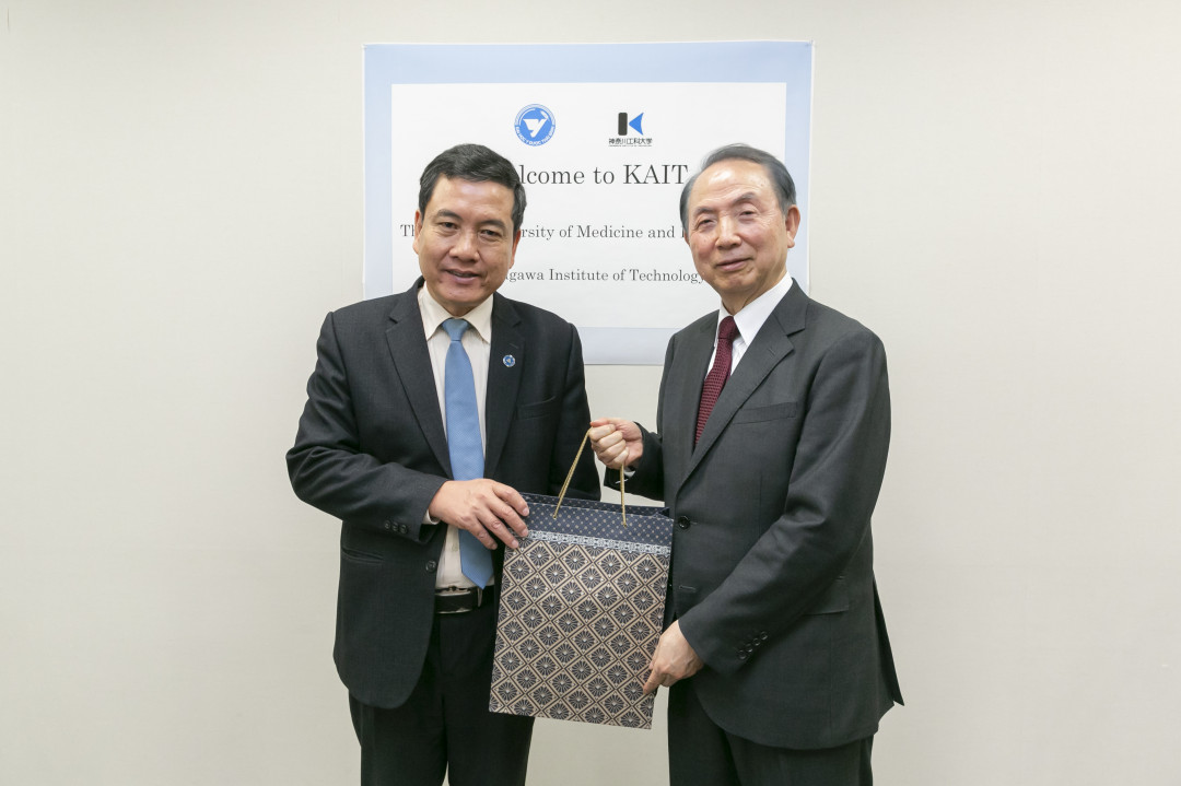 Dr. Nguyen Duc Thanh, Head of International Cooperation Department (Left) and President Komiya