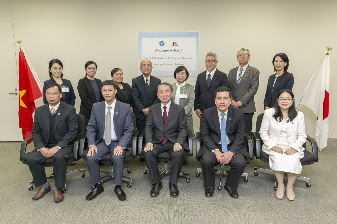 (Front row from left）　 Dr. Tran Thai Phuc, Dean of Nursing Faculty / Dr. Ngo Thanh Binh, Head of training department /  President Komiya, Dr. Nguyen Duc Thanh, Head of International Cooperation Department / 、Dr. Pham Thi Nga, Professor of Basic & Management Nursing