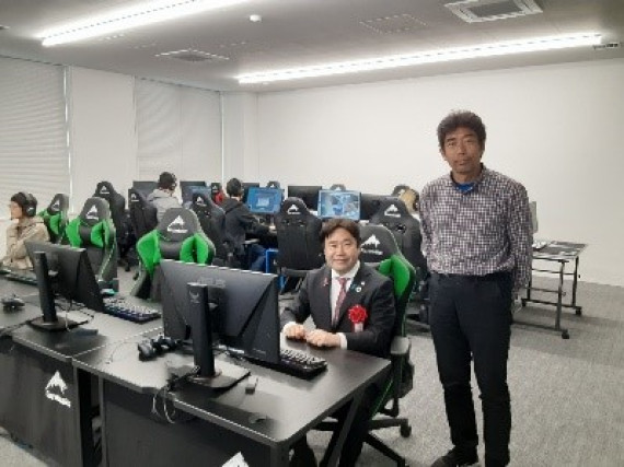 Mayor of Atsugi, Yamaguchi prefecture, tours the state-of-the-art e-sports facilities. Right: Prof. Shiokawa, Director of KAIT eSports Center