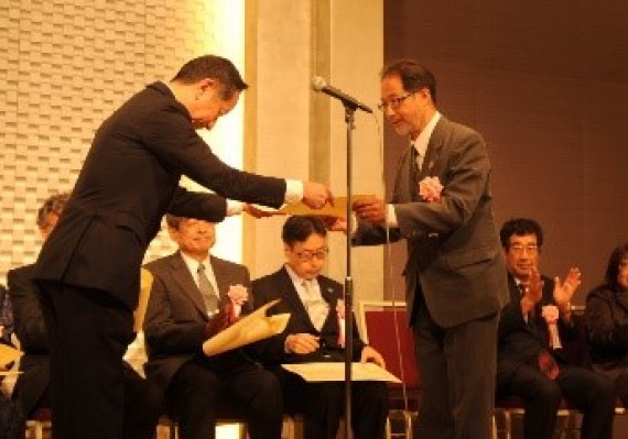 Professor Masao Isshiki, on the right, received the award