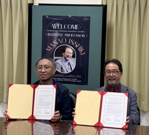  Dean Xu of the College of Electrical and Information Engineering (left) and Smart House Research Center Director Isshiki (right) 