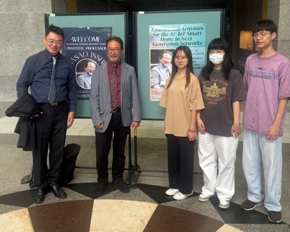 Associate Professor Du (left), Center Director Isshiki, and the students under Associate Professor Du’s supervision.