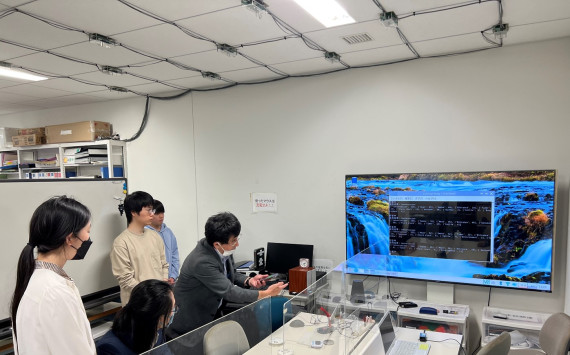 Demonstration at Prof. Tanaka's Lab